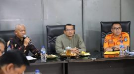 Wakil Bupati Garut, dr. Helmi Budiman memimpin Rapat Koordinasi Penetapan Status Bencana Gempa Bumi di Kabupaten Garut, berlangsung di Kantor BPBD Garut, Jalan Terusan Pahlawan, Kecamatan Tarogong Kidul, Kabupaten Garut, Kamis malam (2/2/2023). (Foto: Yogi Budiman/ Diskominfo Garut)