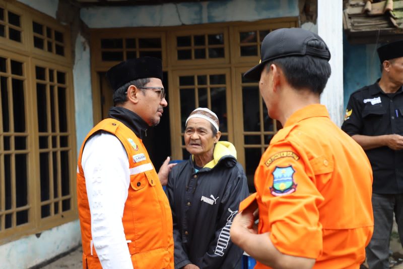 Wakil Bupati Garut, dr. Helmi Budiman meninjau kondisi rumah warga terdampak bencana gempabumi di Kecamatan Pasirwangi, Kabupaten Garut, Sabtu (4/2/2023). (Foto: Yogi Budiman/ Diskominfo Garut)