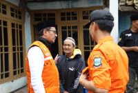 Wakil Bupati Garut, dr. Helmi Budiman meninjau kondisi rumah warga terdampak bencana gempabumi di Kecamatan Pasirwangi, Kabupaten Garut, Sabtu (4/2/2023). (Foto: Yogi Budiman/ Diskominfo Garut)