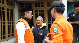 Wakil Bupati Garut, dr. Helmi Budiman meninjau kondisi rumah warga terdampak bencana gempabumi di Kecamatan Pasirwangi, Kabupaten Garut, Sabtu (4/2/2023). (Foto: Yogi Budiman/ Diskominfo Garut)