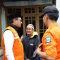 Wakil Bupati Garut, dr. Helmi Budiman meninjau kondisi rumah warga terdampak bencana gempabumi di Kecamatan Pasirwangi, Kabupaten Garut, Sabtu (4/2/2023). (Foto: Yogi Budiman/ Diskominfo Garut)