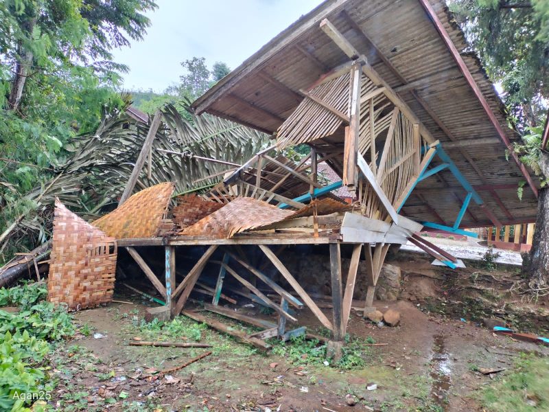 Kondisi bangunan yang tertimpa pohon tumbang di Dusun Cinyawar, Desa Selaawi, Kecamatan Talegong, Kabupaten Garut, Sabtu (4/2/2023). (Foto : Dok. Kecamatan Talegong)
