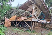 Kondisi bangunan yang tertimpa pohon tumbang di Dusun Cinyawar, Desa Selaawi, Kecamatan Talegong, Kabupaten Garut, Sabtu (4/2/2023). (Foto : Dok. Kecamatan Talegong)