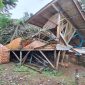 Kondisi bangunan yang tertimpa pohon tumbang di Dusun Cinyawar, Desa Selaawi, Kecamatan Talegong, Kabupaten Garut, Sabtu (4/2/2023). (Foto : Dok. Kecamatan Talegong)