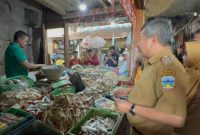 Bupati Garut Rudy Gunawan melakukan pemantuan harga bahan pokok di Pasar Guntur Ciawitali yang berlokasi di Jalan Guntur Madu No.10, Haurpanggung, Kecamatan Tarogong Kidul, Kabupaten Garut, Senin (13/02/2023). (Foto: Deni Seftiana/ Muhamad Azi Zulhakim/Ilham Kautsar/ Diskominfo Garut)