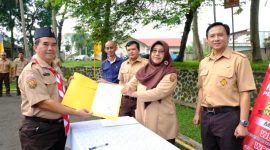 Pelaksanaan Deklarasi Zona Integritas menuju Wilayah Bebas Korupsi dan Wilayah Birokrasi Bersih dan Melayani (WBBM) lingkup Dinas PUPR Garut, dilaksanakan di Kantor Dinas PUPR Garut, Jalan Raya Samarang, Kecamatan Tarogong Kidul, Kabupaten Garut, Selasa (14/2/2023). (Foto : Anggana Mulia Karsa & M. Azi Zulhakim/Diskominfo Garut).