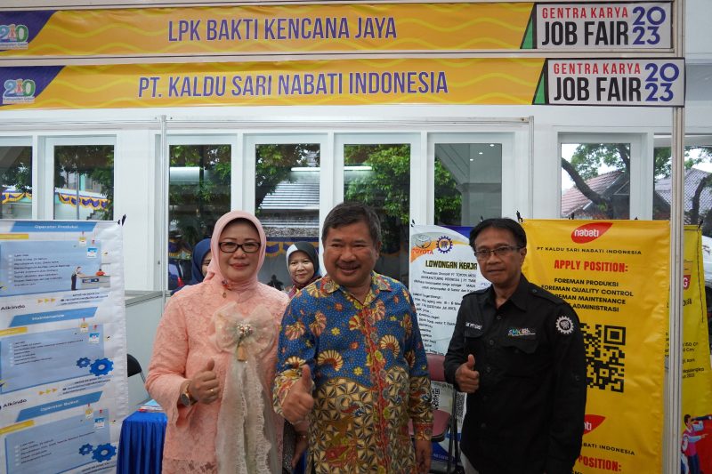 Bupati Garut, Rudy Gunawan, meninjau secara langsung pelaksanaan Gentra Karya Job Fair 2023 yang dilaksanakan di Gedung Pendopo Garut, Kecamatan Garut Kota, Kabupaten Garut, Sabtu (18/2/2023). (Foto : Anggana Mulia Karsa & Deni Seftiana/Diskominfo Garut).