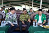 Wakil Bupati Garut dr H Helmi bersama Wakil ketua Tanfidziah PCNU kabupaten Garut Dr. Ir. H. Abdusy Syakur Amin, M.Eng dan Ketua GP Ansor dalam Puncak Harlah Seabad NU di SOR Ciateul, Minggu (19/2/2023)