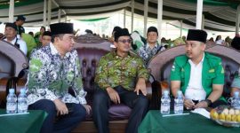 Wakil Bupati Garut dr H Helmi bersama Wakil ketua Tanfidziah PCNU kabupaten Garut Dr. Ir. H. Abdusy Syakur Amin, M.Eng dan Ketua GP Ansor dalam Puncak Harlah Seabad NU di SOR Ciateul, Minggu (19/2/2023)