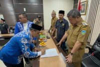 Bupati Garut, Rudy Gunawan melakukan penandatanganan MoU terkait pembayaran zakat dari Pegawai Pemerintah dengan Perjanjian Kerja (PPPK) Guru dan YEnaga Kesehatan di Lingkungan Pemerintah Kabupaten (Pemkab) Garut, bertempat di Ruang Rapat Setda Kabupaten Garut, Kecamatan Garut Kota, Kabupaten Garut, Senin (20/02/2023). (Foto: Deni Seftiana/ Diskominfo Garut)