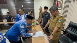 Bupati Garut, Rudy Gunawan melakukan penandatanganan MoU terkait pembayaran zakat dari Pegawai Pemerintah dengan Perjanjian Kerja (PPPK) Guru dan YEnaga Kesehatan di Lingkungan Pemerintah Kabupaten (Pemkab) Garut, bertempat di Ruang Rapat Setda Kabupaten Garut, Kecamatan Garut Kota, Kabupaten Garut, Senin (20/02/2023). (Foto: Deni Seftiana/ Diskominfo Garut)