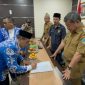 Bupati Garut, Rudy Gunawan melakukan penandatanganan MoU terkait pembayaran zakat dari Pegawai Pemerintah dengan Perjanjian Kerja (PPPK) Guru dan YEnaga Kesehatan di Lingkungan Pemerintah Kabupaten (Pemkab) Garut, bertempat di Ruang Rapat Setda Kabupaten Garut, Kecamatan Garut Kota, Kabupaten Garut, Senin (20/02/2023). (Foto: Deni Seftiana/ Diskominfo Garut)