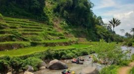 Suasana asri dan wisatawan di Desa Wisata Sindangkasih, Desa Sukamaju, Jalan Raya Garut-Tasikmalaya, Kecamatan Cilawu, Kabupaten Garut, Rabu (22/2/2023). (Foto : Yan AS & Dok. Desa Wisata Sindangasih)