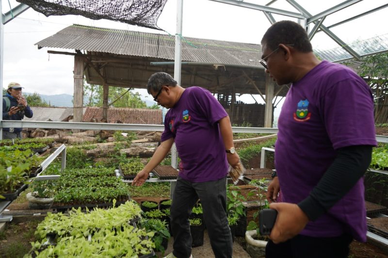 Bupati Garut, Rudy Gunawan me-_launching_ secara resmi Program Halaman Bermanfaat Terpadu (Harum Madu) yang dilaksanakan di Desa Girimukti, Kecamatan Singajaya, Kabupaten Garut, Rabu (22/2/2023). (Foto: Deni Seftiana/ Diskominfo Garut)