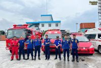 Tim dari Disdamkar Garut dan Dinkes Garut, melakukan foto bersama tepat di depan kendaraan yang dihibahkan oleh Pemerintah Jepang kepada Pemkab Garut, di Gudang Pelabuhan Tanjung Priok, Jakarta Utara, Jum'at (24/2/2023). (Foto : Dok. Disdamkar Garut).