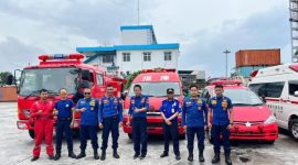 Tim dari Disdamkar Garut dan Dinkes Garut, melakukan foto bersama tepat di depan kendaraan yang dihibahkan oleh Pemerintah Jepang kepada Pemkab Garut, di Gudang Pelabuhan Tanjung Priok, Jakarta Utara, Jum'at (24/2/2023). (Foto : Dok. Disdamkar Garut).