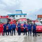 Tim dari Disdamkar Garut dan Dinkes Garut, melakukan foto bersama tepat di depan kendaraan yang dihibahkan oleh Pemerintah Jepang kepada Pemkab Garut, di Gudang Pelabuhan Tanjung Priok, Jakarta Utara, Jum'at (24/2/2023). (Foto : Dok. Disdamkar Garut).