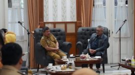 Bupati Garut, Rudy Gunawan, menerima kunjungan kerja Deputi bidang UKM Kemenkop UKM RI, Hanung Harimba Rachman, di Ruang Pamengkang, Kecamatan Garut Kota, Kabupaten Garut, Senin (27/2/2023). (Foto : Deni Seftiana/Diskominfo Garut).