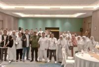 POTO BERSAMA.Wakil Bupati Garut dr H Helmi Budiman berpoto bersama pimpinan dan para jamaah Umroh Al Malik Travel Umroh dan Haji dalam Kegiatan Spirit of Manasik di Ballroom Hotel Santika, Sabtu (4/2/2023)