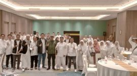 POTO BERSAMA.Wakil Bupati Garut dr H Helmi Budiman berpoto bersama pimpinan dan para jamaah Umroh Al Malik Travel Umroh dan Haji dalam Kegiatan Spirit of Manasik di Ballroom Hotel Santika, Sabtu (4/2/2023)