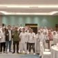 POTO BERSAMA.Wakil Bupati Garut dr H Helmi Budiman berpoto bersama pimpinan dan para jamaah Umroh Al Malik Travel Umroh dan Haji dalam Kegiatan Spirit of Manasik di Ballroom Hotel Santika, Sabtu (4/2/2023)