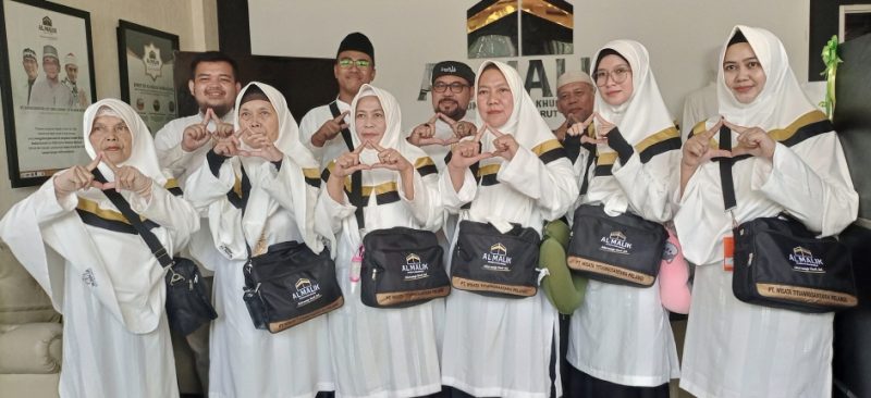 Al Malik Travel Umrah dan Haji Khusus melepas 25 Jama'ah untuk berangkat umroh, Pelepasan di laksanakan di Kantor Al Malik, Kamis (9/2/2023)