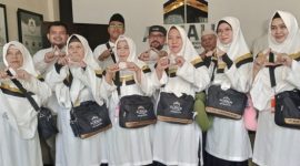 Al Malik Travel Umrah dan Haji Khusus melepas 25 Jama'ah untuk berangkat umroh, Pelepasan di laksanakan di Kantor Al Malik, Kamis (9/2/2023)