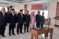 PELANTIKAN.Ketua Pembina Yayasan Dharma Husada Insani Garut (YDHIG) Dr. H. Hadiat, MA, Melantik organ yayasan di Aula Kampus 1 STIKes Karsa Husada Garut, Jalan Subyadinata Nomor 7 Kecamatan Tarogong Kidul Kabupaten Garut, Jumat (10/2/2023)