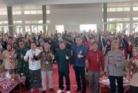 POTO BERSAMA. Pemimpin PNM Cabang Garut Poto bersama dengan Bupati Garut Rudy Gunawan Pemimpin BRI Cabang Garut Jimmy Fajriansyah, Pemimpin Pegadaian Cabang Garut Acep Rudi  Hailadi, Kepala Dinas Perindustrian Dan ESDM Nia Gania Karyana usai pembukaan 
Pelatihan Pengembangan Kapasitas Usaha (PKU) di Pendopo Garut, Kecamatan Garut Kota, Kabupaten Garut, Selasa (14/2/2023).