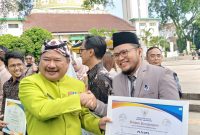 TERIMA PENGHARGAAN. Managernya PLN UP3 Garut  Nurhidayanto Nugroho menerima penghargaan dari Pemkab Garut,
sebagai wajib pungut Pajak Daerah Tahun 2022 dengan realisasi melebihi target yang ditetapkan, Penghargaan diterima dalam upacara HUT ke-210 Kabupaten, Kamis (16/2/2023).