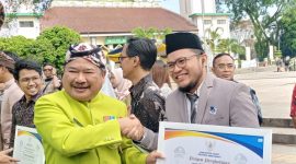 TERIMA PENGHARGAAN. Managernya PLN UP3 Garut  Nurhidayanto Nugroho menerima penghargaan dari Pemkab Garut,
sebagai wajib pungut Pajak Daerah Tahun 2022 dengan realisasi melebihi target yang ditetapkan, Penghargaan diterima dalam upacara HUT ke-210 Kabupaten, Kamis (16/2/2023).