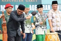 Wakil Bupati (Wabup) Garut, dr. Helmi Budiman, membuka secara resmi Expo  UMKM dalam rangka Harlah 1 Abad Nahdlatul Ulama Tingkat Kabupaten Garut,  di Alun-Alun Garut, Kecamatan Garut Kota, Kabupaten Garut, Kamis (9/2/2023). (Foto: Anggana Mulia/ Muhamad Azi/ Yogi Budiman/ Diskominfo Garut)