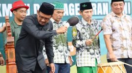 Wakil Bupati (Wabup) Garut, dr. Helmi Budiman, membuka secara resmi Expo  UMKM dalam rangka Harlah 1 Abad Nahdlatul Ulama Tingkat Kabupaten Garut,  di Alun-Alun Garut, Kecamatan Garut Kota, Kabupaten Garut, Kamis (9/2/2023). (Foto: Anggana Mulia/ Muhamad Azi/ Yogi Budiman/ Diskominfo Garut)