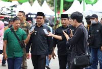 Wabup Garut dr Helmi Budiman saat diwawancarai usai meremsikan Expo UMKM NU dan Pagelaran Seni di Alun Alun Garut, Kamis (9/2/2023)