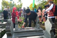 Bupati Garut Rudy Gunawan melakukan ziarah ke makam Bupati Garut pertama, yaitu R.A.A Adiwijaya, yang bertempat di TPU Cipeujeuh, Jalan Cimanuk No.73, Paminggir, Kecamatan Garut Kota, Kabupaten Garut, Rabu (15/02/2023).
(Foto: Rahmatillah Ramadhani/ Deni Seftiana/ Diskominfo Garut)