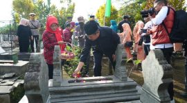 Bupati Garut Rudy Gunawan melakukan ziarah ke makam Bupati Garut pertama, yaitu R.A.A Adiwijaya, yang bertempat di TPU Cipeujeuh, Jalan Cimanuk No.73, Paminggir, Kecamatan Garut Kota, Kabupaten Garut, Rabu (15/02/2023).
(Foto: Rahmatillah Ramadhani/ Deni Seftiana/ Diskominfo Garut)