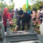 Bupati Garut Rudy Gunawan melakukan ziarah ke makam Bupati Garut pertama, yaitu R.A.A Adiwijaya, yang bertempat di TPU Cipeujeuh, Jalan Cimanuk No.73, Paminggir, Kecamatan Garut Kota, Kabupaten Garut, Rabu (15/02/2023).
(Foto: Rahmatillah Ramadhani/ Deni Seftiana/ Diskominfo Garut)