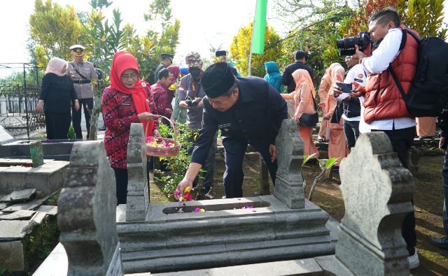 Bupati Garut Rudy Gunawan melakukan ziarah ke makam Bupati Garut pertama, yaitu R.A.A Adiwijaya, yang bertempat di TPU Cipeujeuh, Jalan Cimanuk No.73, Paminggir, Kecamatan Garut Kota, Kabupaten Garut, Rabu (15/02/2023).
(Foto: Rahmatillah Ramadhani/ Deni Seftiana/ Diskominfo Garut)