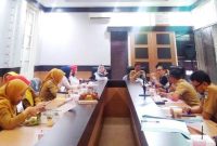 Ketua Dekranasda Kabupaten Garut memimpin Rapat Kerja Pengurus Dekranasda, di Ruang Rapat Pamengkang Pendopo Garut, Senin (20/2/2023). (Foto : Yan AS/Diskominfo Garut)