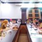 Ketua Dekranasda Kabupaten Garut memimpin Rapat Kerja Pengurus Dekranasda, di Ruang Rapat Pamengkang Pendopo Garut, Senin (20/2/2023). (Foto : Yan AS/Diskominfo Garut)