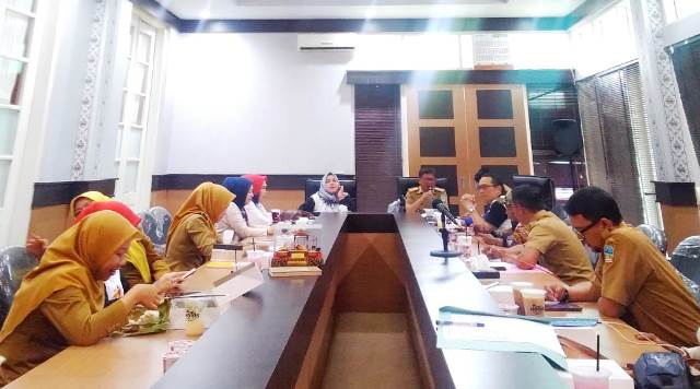 Ketua Dekranasda Kabupaten Garut memimpin Rapat Kerja Pengurus Dekranasda, di Ruang Rapat Pamengkang Pendopo Garut, Senin (20/2/2023). (Foto : Yan AS/Diskominfo Garut)