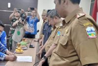 Kepala Dinas Pendidikan Kabupaten Garut Ade Manadin SPd, MPD saat menyaksikan penandatanganan MoU antara Forum Aliansi Guru dan Karyawan (Fagar), Pemerintah Daerah dan BAZNAS Kabupaten Garut, Di Ruang Rapat Sekretariat Daerah (Setda) Kabupaten Garut, Kecamatan Garut Kota, Kabupaten Garut, Senin (20/02/2023).
 