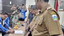 Kepala Dinas Pendidikan Kabupaten Garut Ade Manadin SPd, MPD saat menyaksikan penandatanganan MoU antara Forum Aliansi Guru dan Karyawan (Fagar), Pemerintah Daerah dan BAZNAS Kabupaten Garut, Di Ruang Rapat Sekretariat Daerah (Setda) Kabupaten Garut, Kecamatan Garut Kota, Kabupaten Garut, Senin (20/02/2023).
 