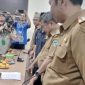 Kepala Dinas Pendidikan Kabupaten Garut Ade Manadin SPd, MPD saat menyaksikan penandatanganan MoU antara Forum Aliansi Guru dan Karyawan (Fagar), Pemerintah Daerah dan BAZNAS Kabupaten Garut, Di Ruang Rapat Sekretariat Daerah (Setda) Kabupaten Garut, Kecamatan Garut Kota, Kabupaten Garut, Senin (20/02/2023).
 