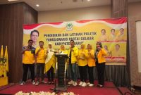 Ketua Fraksi Partai Golkar DPRD Kabupaten Garut Deden Sopian, SH.I (keempat dari Kanan) saat mengikuti Pendidikan dan latihan politik fungsionaris Partai Golkar Kabupaten Garut
