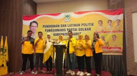 Ketua Fraksi Partai Golkar DPRD Kabupaten Garut Deden Sopian, SH.I (keempat dari Kanan) saat mengikuti Pendidikan dan latihan politik fungsionaris Partai Golkar Kabupaten Garut
