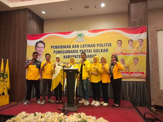 Ketua Fraksi Partai Golkar DPRD Kabupaten Garut Deden Sopian, SH.I (keempat dari Kanan) saat mengikuti Pendidikan dan latihan politik fungsionaris Partai Golkar Kabupaten Garut
