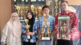 BANGGA. Aleandro dan Gina Nurul Azkiya Siswa MAN Garut yang menjuarai Supenova 4.0 Olimpiade Kimia ingkat Provinsi Jawa Barat menunjukan Piala didampingi Waka KesiswaanHendra Iskandar, s.pd, M.Pmat dan Guru Pembimbing di MAN 1 Garut, Rabu (22/2/2023)