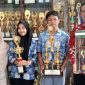 BANGGA. Aleandro dan Gina Nurul Azkiya Siswa MAN Garut yang menjuarai Supenova 4.0 Olimpiade Kimia ingkat Provinsi Jawa Barat menunjukan Piala didampingi Waka KesiswaanHendra Iskandar, s.pd, M.Pmat dan Guru Pembimbing di MAN 1 Garut, Rabu (22/2/2023)