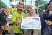 PENGHARGAAN. General Manager PT MDL 525 Group mewakili H Nia Kurnia menerima penghargaan dari Bupati Garut H Rudy Gunawan sebagai pengusaha yang berperan aktif dalam Perluasan Kesempatan Kerja, Kamis (16/2/2023)
